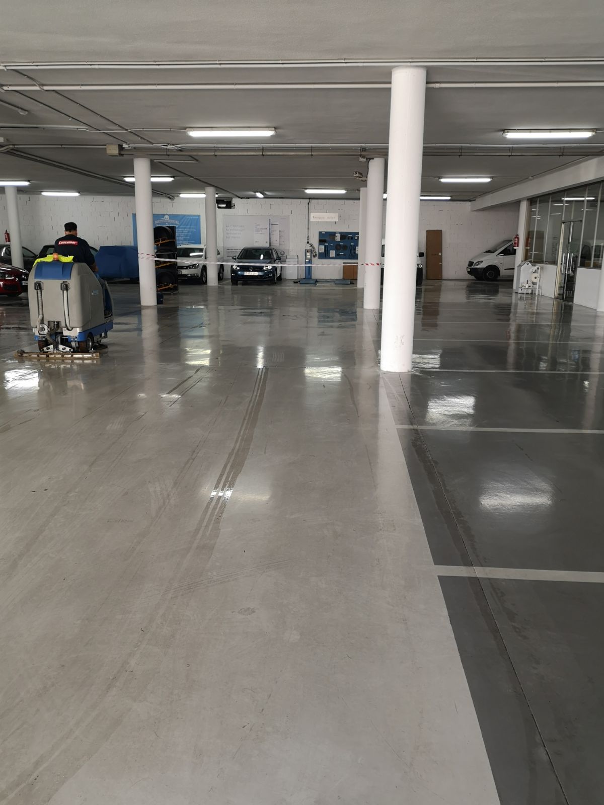 Limpieza de suelo con fregadora de taller