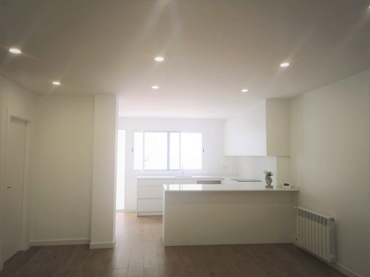 Reforma vivienda cocina blanca